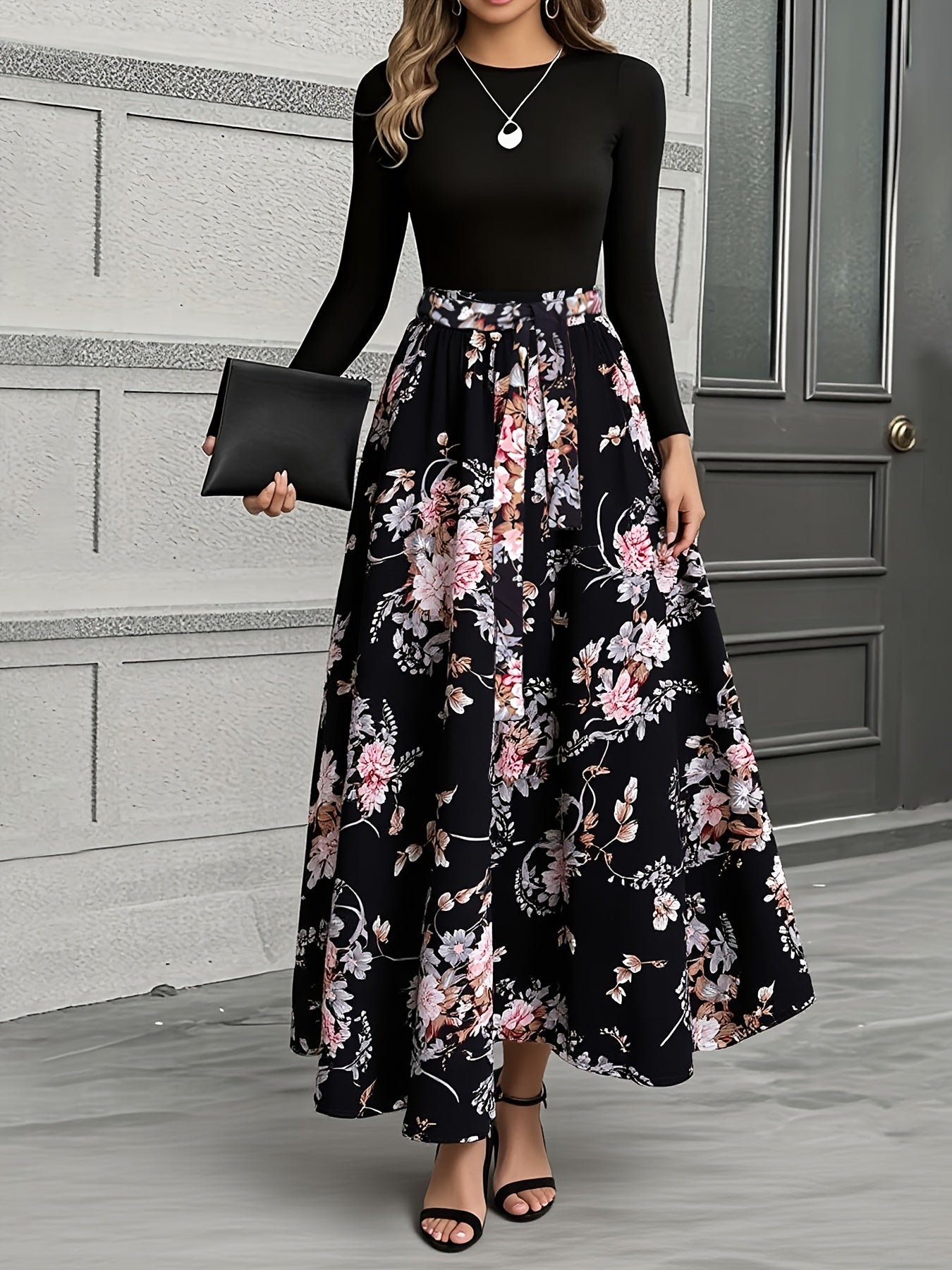 Elegantes Freizeitkleid für kühlere Tage mit Blütenmuster