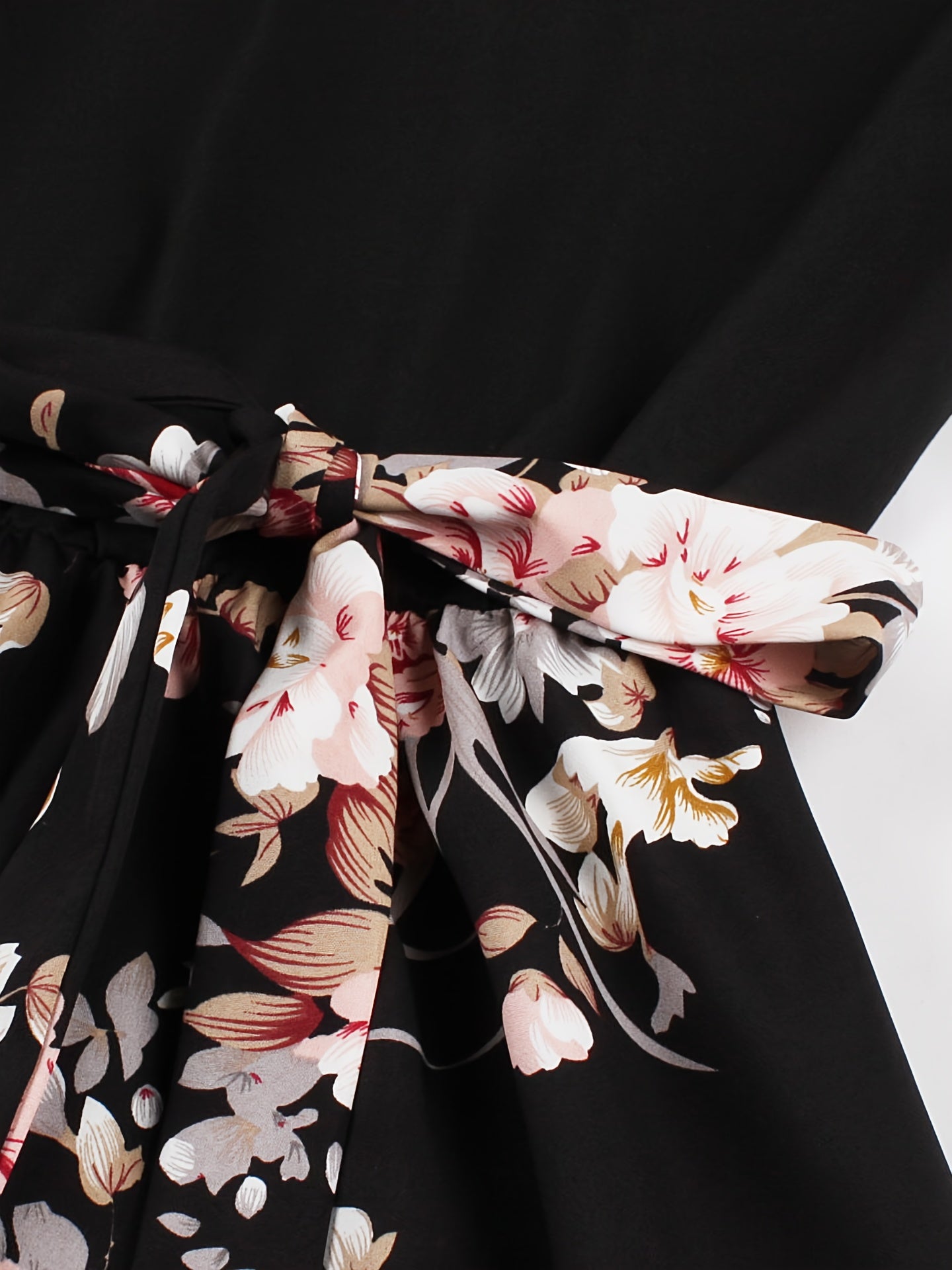 Elegantes Freizeitkleid für kühlere Tage mit Blütenmuster – Bild 4