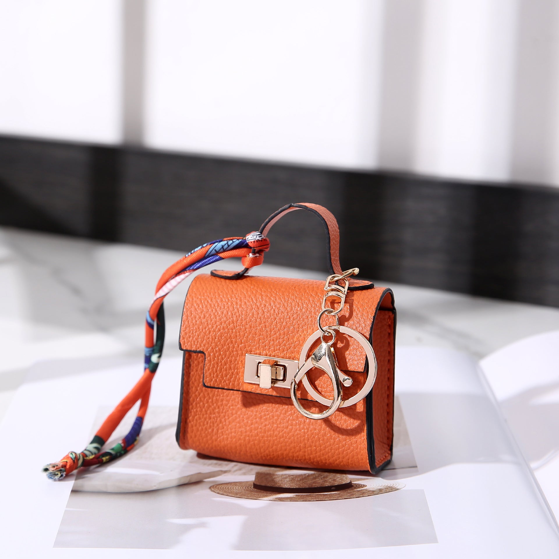Taschenanhänger Mini-Organizer Kunstleder Drehverschluss – Bild 6