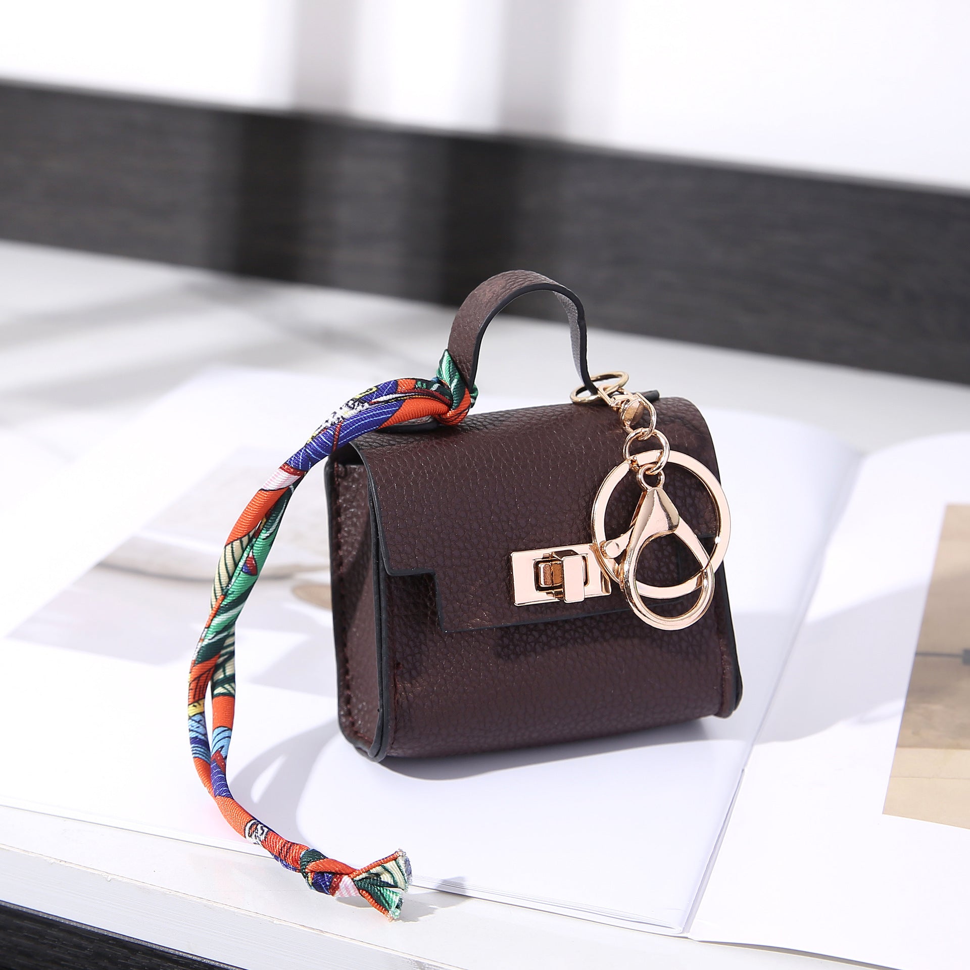 Taschenanhänger Mini-Organizer Kunstleder Drehverschluss – Bild 3