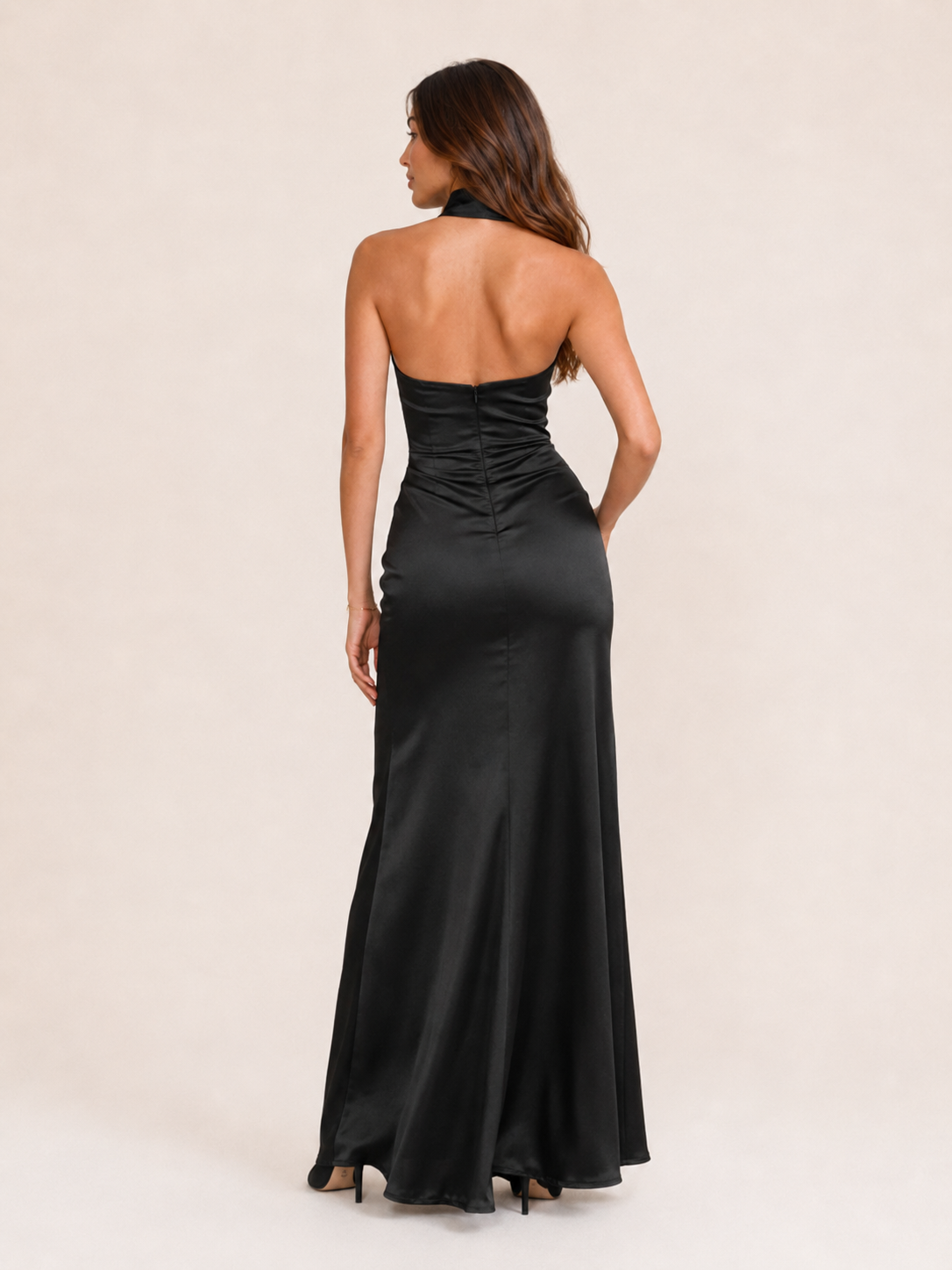 Halterkleid Damen aus glänzendem Satin mit hohem Schlitz – Bild 4
