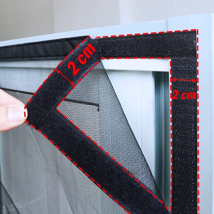 Moustiquaire-fenetre-noire-avec-fixation